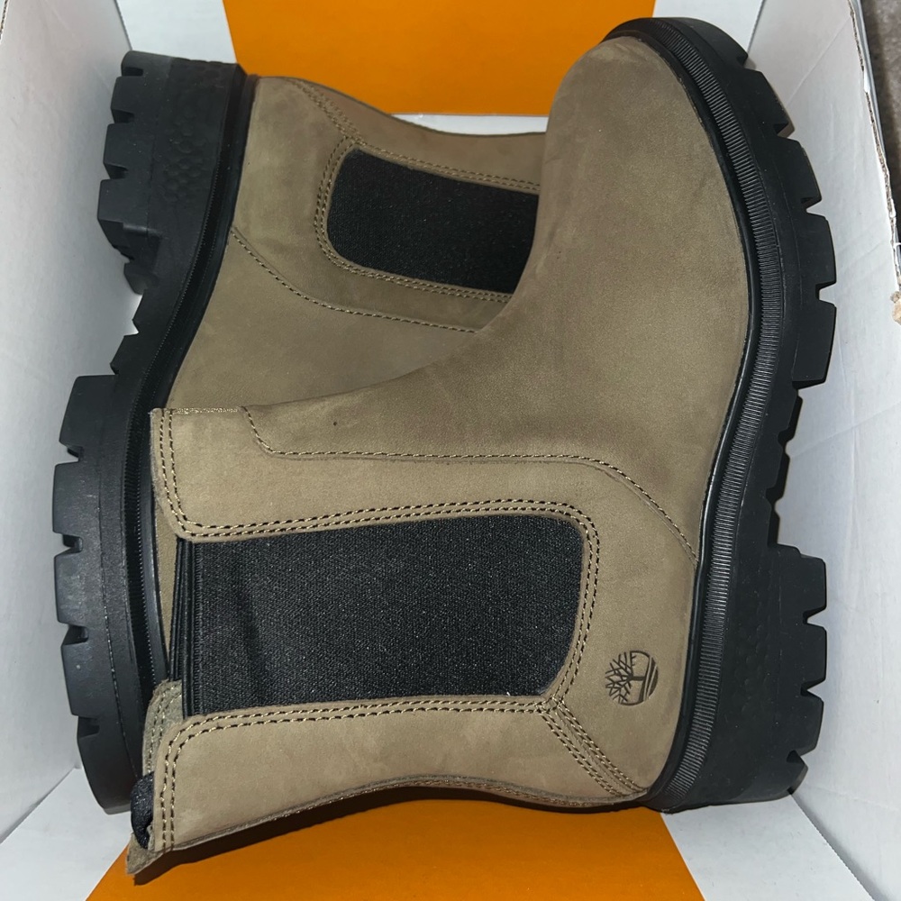 *NEW* never worn TIMBERLAND CORTINA VALLEY CHELSEA BOOTS OLIVE NUBUCK